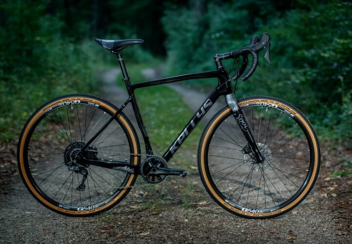 KELLYS SOOT 90 2024 karbon